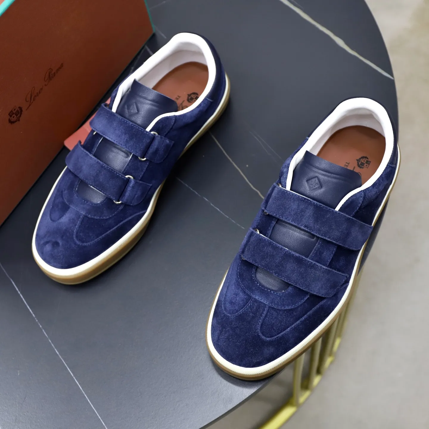 Ex-factory price: 560💰Loro Riana men’s moral training sneakers! Made from high-quality materials and designed in a low-cut silhouette, it offers an elegant and stylish look that's suitable for year-round wear. The unique double-layer sole aesthetic design, caramel cup-shaped outsole is decorated with off-white rubber trim, creating an attractive color combination. Pair with tailored pieces or jeans for a sophisticated yet casual look. The heel is decorated with soft cow leather tongue with Kummel color inserts and cotton laces with embossed LP logo. Upper: cow split suede stitching knitted fabric. Lining: original thickened soft sheepskin. Size: 38-39-40-41-42-43-44 (customized in 45.46)